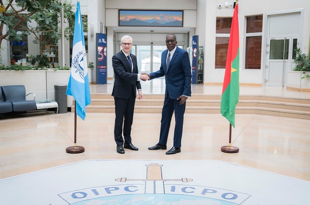 Burkina Faso’s Minister of Security Ousseni Compaore was welcomed to the General Secretariat headquarters by INTERPOL Chief Jürgen Stock.